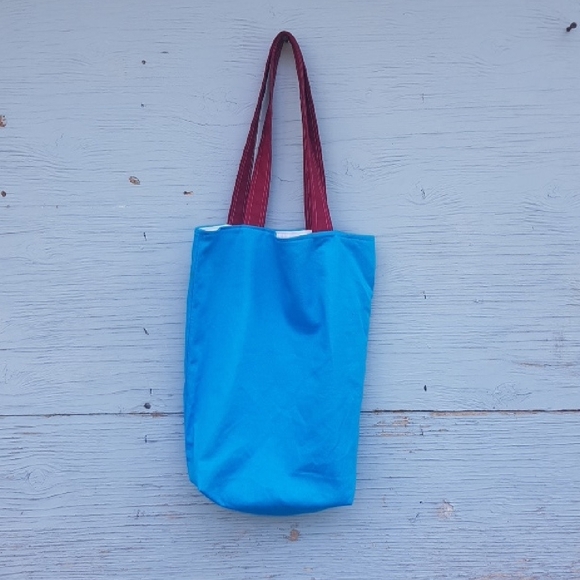 Patch & Roam sky blue patchwork small tote bag w/ raspberry red shoudler straps - Picture 5 of 6